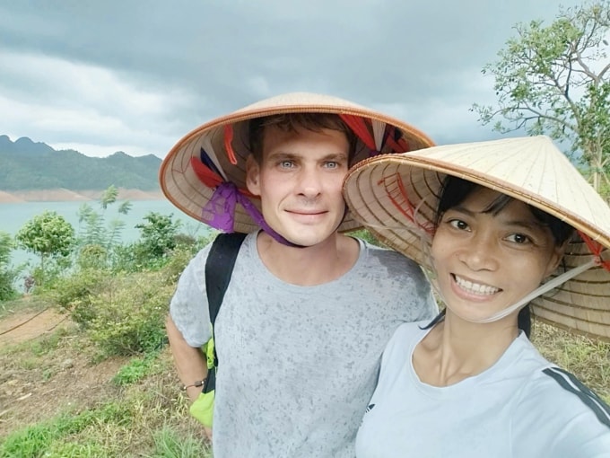 Trịnh Hà, 43 tuổi và chồng Serguei Koudriachov, 37 tuổi ở Phú Quốc, năm 2025. Ảnh: Nhân vật cung cấp