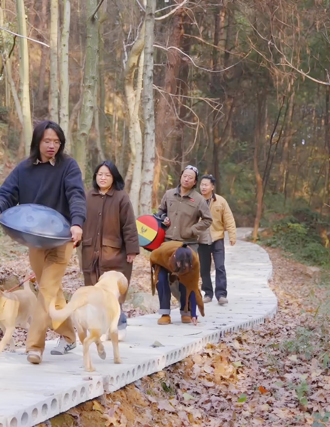 Những người trẻ 9X sống ở núi Hufeng từ 2021. Ảnh: Zhuanlan