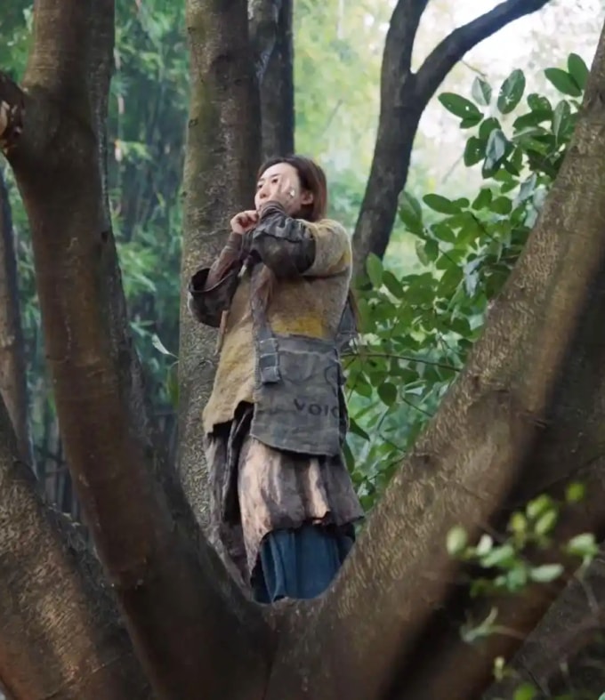 Yu Tong, một nghệ sĩ dệt vải chọn lên núi sống vì áp lực cuộc sống ở thành phố. Ảnh: Zhuanlan