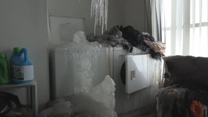 Nước tràn từ đường ống bị vỡ vào căn nhà tại Trois-Rivières, Quenbec, tạo thành những khối băng lớn, đầu tháng 1. Ảnh: Odditycentral