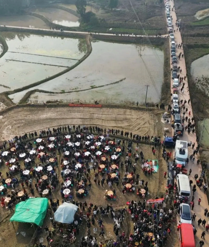 Cảnh tắc đường ở làng Qingfu, quận Hợp Xuyên, Trùng Khánh vì 10.000 lượt khách đến ăn đụng lợn, hôm 11/1. Ảnh: World Journal