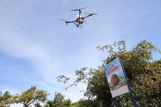 Công nghệ drone được thử nghiệm để rải banh hạt giống tại những vùng có địa hình hiểm trở. Ảnh: Omo Việt Nam