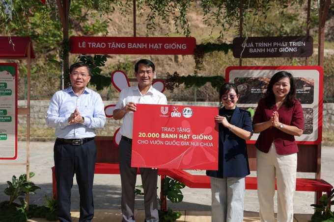 Đại diện Vườn quốc gia Núi Chúa - Phước Bình tiếp nhận 20.000 banh hạt giống từ nhãn hàng Omo. Ảnh: Omo Việt Nam