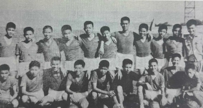 Những cầu thủ trẻ đầu tiên của TC 65. Ảnh: Sách Bóng đá Việt Nam (1896-2025): Ký ức và khát vọng