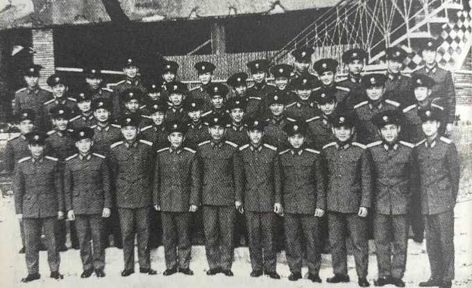 Đoàn trưởng Hồ Quang Quới, Chính trị viên Ngô Xuân Quỳnh (hàng đầu, thứ tư và thứ năm từ trái sang) cùng các cầu thủ Thể Công trong chuyến tập huấn tại Hungary năm 1969. Ảnh: Sách Bóng đá Việt Nam (1896-2025): Ký ức và khát vọng