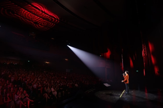 Lân Nhã hát tại concert trong không gian Nhà hát Hòa Bình, TP HCM giữa tháng 12/2025. Ảnh: Nhân vật cung cấp