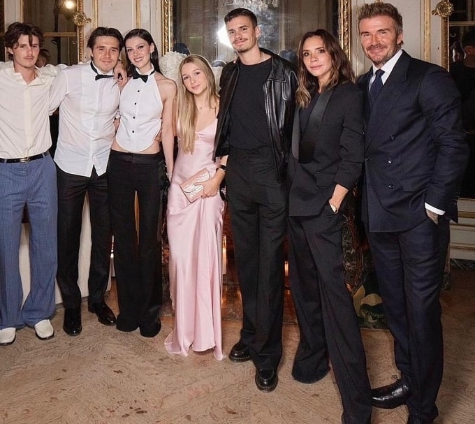 Gia đình Beckham đến ủng hộ show thời trang của Victoria hồi tháng 9/2025. Từ trái qua: Cruz, vợ chồng Brooklyn-Nicola, Harper, Romeo, Victoria và David Beckham. Ảnh: Instagram/ Victoria Beckham