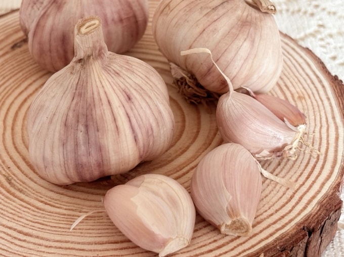 Tỏi giàu hợp chất sulfur, selen và vitamin, mang lại nhiều lợi ích sức khỏe. Ảnh: Bảo Bảo