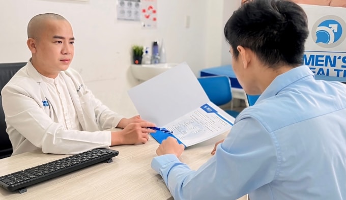 Bác sĩ Duy tư vấn bệnh nhân. Ảnh: Lâm Anh