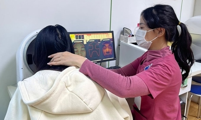 Một bệnh nhân khám da tại Bệnh viện Da liễu Trung ương. Ảnh: Lê Nga