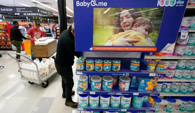 Hai tháng cuộc khủng hoảng sữa lan rộng toàn cầu