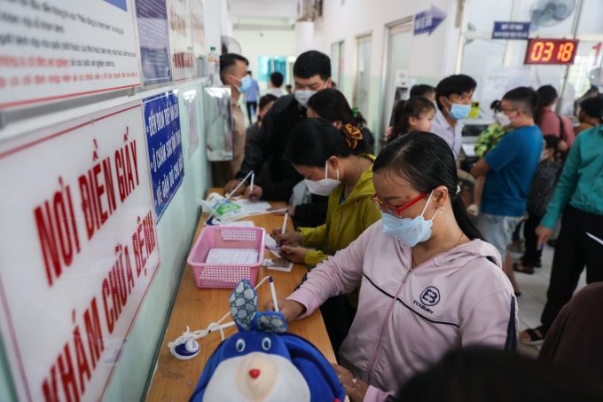 Người dân khám bệnh tại bệnh viện ở TP HCM. Ảnh: Quỳnh Trần