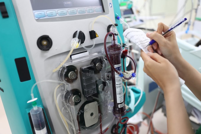 Bác sĩ hồi sức, lọc máu cho bệnh nhân. Ảnh: Quỳnh Trần