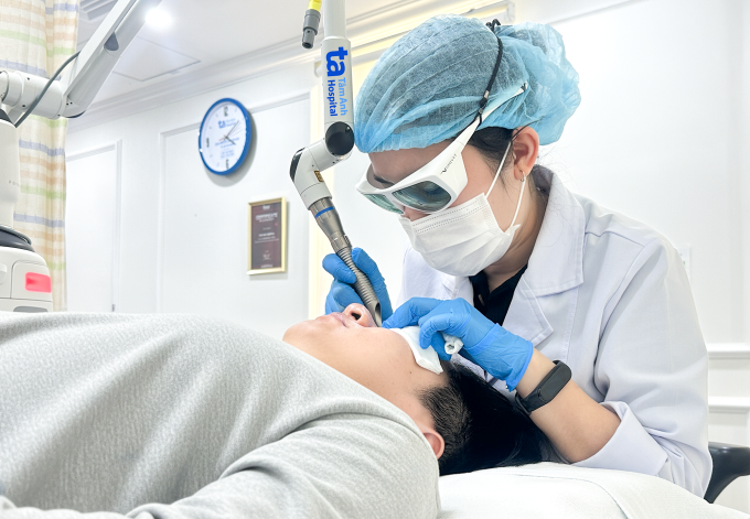 Bác sĩ sử dụng laser 6D điều trị sẹo mũi cho anh Hùng. Ảnh: Bệnh viện Đa khoa Tâm Anh