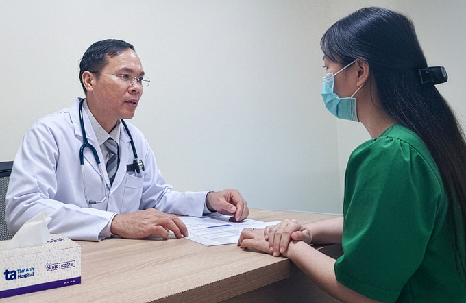 Bác sĩ Duy khám cho chị Bình sau khi điều trị ổn định đường huyết. Ảnh: Bệnh viện Đa khoa Tâm Anh