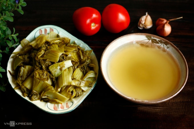 Dưa muối giàu chất xơ, có thể hỗ trợ giảm cân. Ảnh: Bùi Thủy