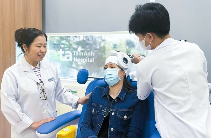 Người bệnh điều trị đau đầu migraine bằng phương pháp kích thích từ trường xuyên sọ. Ảnh: Bệnh viện Đa khoa Tâm Anh