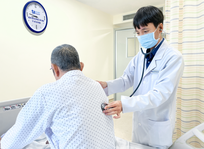 Bác sĩ Luân khám cho bệnh nhân sau hai tuần điều trị. Ảnh: Hạ Vũ