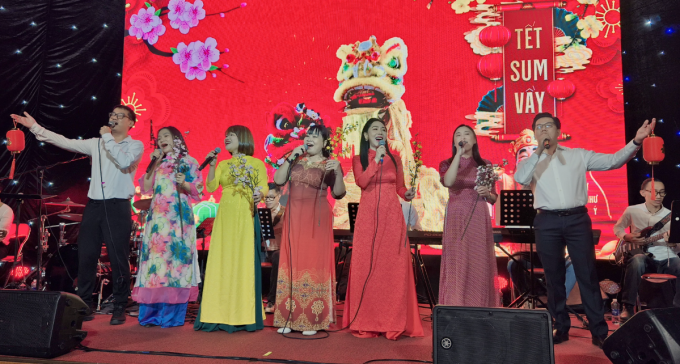 Các y bác sĩ mở màn đêm nhạc với ca khúc Xuân họp mặt. Ảnh: Lê Phương