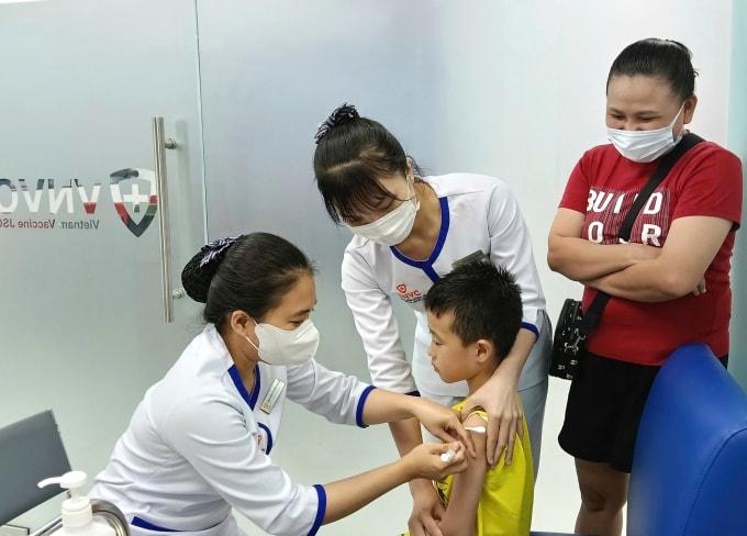 Trẻ được phụ huynh đưa đi tiêm ngừa dại tại VNVC sau khi bị chó nhà cắn. Ảnh: Hoàng Dương
