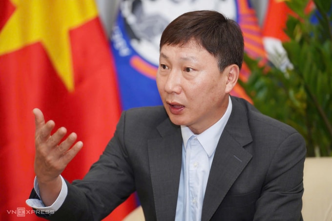 HLV Kim Sang-sik trong cuộc họp báo tại trụ sở VFF, ở Mỹ Đình, Hà Nội trưa 16/1. Ảnh: Hoàng Giang