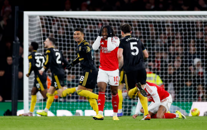 Eberechi Eze ôm đầu sau khi Matheus Cunha ghi bàn ấn định tỷ số, trong trận Arsenal thua Man Utd 2-3 trên sân Emirates, London, Anh ngày 25/1/2026. Ảnh: Reuters