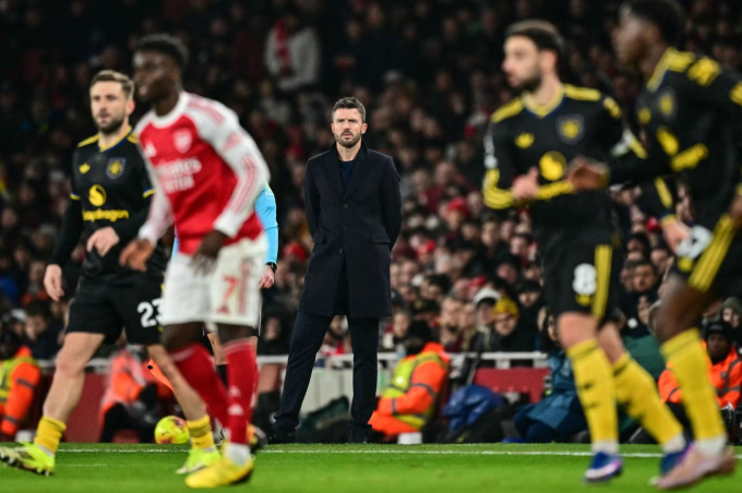 HLV tạm quyền Michael Carrick chỉ đạo trong trận. Ảnh: AFP