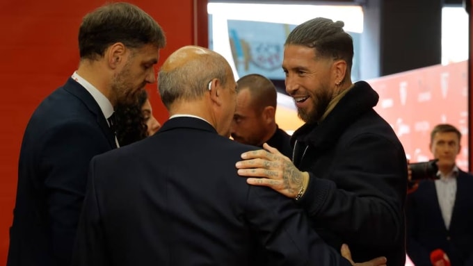 Ramos (phải) gặp các lãnh đạo Sevilla đầu tháng 1/2026. Ảnh: AS