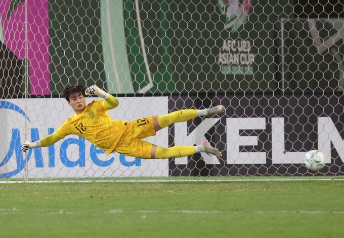 Thủ môn Hàn Quốc Hwang Jae-yun thi đấu trong trận hòa Việt Nam 2-2 rồi thua luân lưu 6-7 ở trận tranh giải ba U23 châu Á 2026, trên sân King Abdullah ở Jeddah, Arab Saudi ngày 23/1/2026. Ảnh: AFC