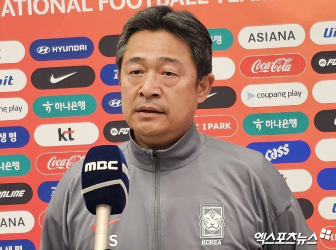 HLV Lee Min-sung trả lời phỏng vấn trước truyền thông Hàn Quốc ở sân bay Incheon ngày 25/1/2026. Ảnh: XportsNews