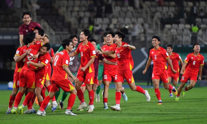 Cầu thủ ôm nhau chia vui sau trận Việt Nam thắng Hàn Quốc ở trận tranh giải ba U23 châu Á trên sân King Abdullah Sports City Hall, thành phố Jeddah, Arab Saudi tối 23/1/2026. Ảnh: AFC