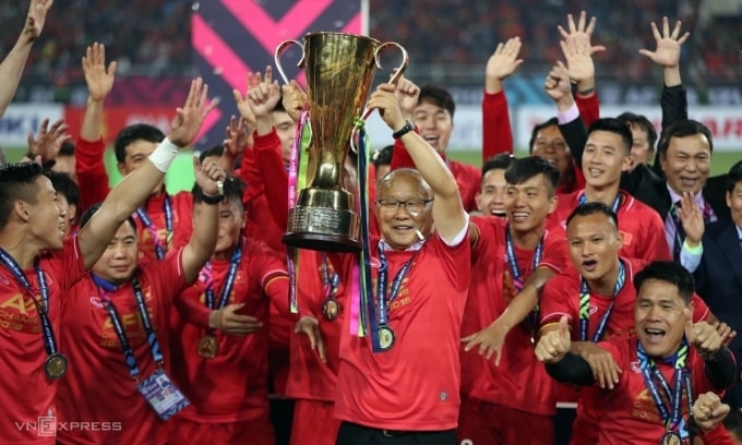 HLV Park Hang-seo nâng cup vô địch AFF Cup 2018 cùng đội tuyển Việt Nam trên sân Mỹ Đình, Hà Nội tối 15/12/2018. Ảnh: Đức Đồng