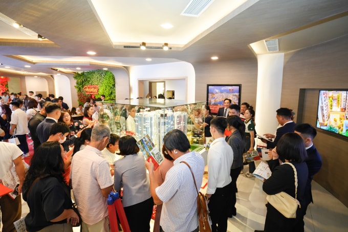 Khách hàng tìm hiểu dự án tại sự kiện. Ảnh: Phú Mỹ Hưng