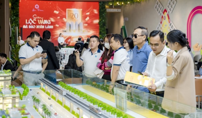 Khách hàng và nhà đầu tư tham quan sa bàn dự án. Ảnh: Phát Đạt