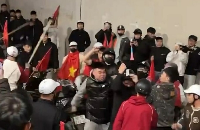 Cảnh xô xát hội đồng được quay lại video.