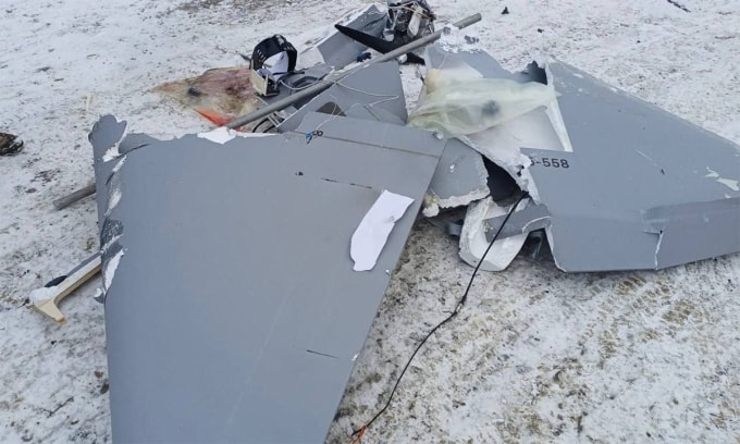 Mảnh vỡ được cho là của UAV BM-35 với bộ thu phát tín hiệu Starlink trong ảnh công bố ngày 15/1. Ảnh: Facebook/Serhy Flash