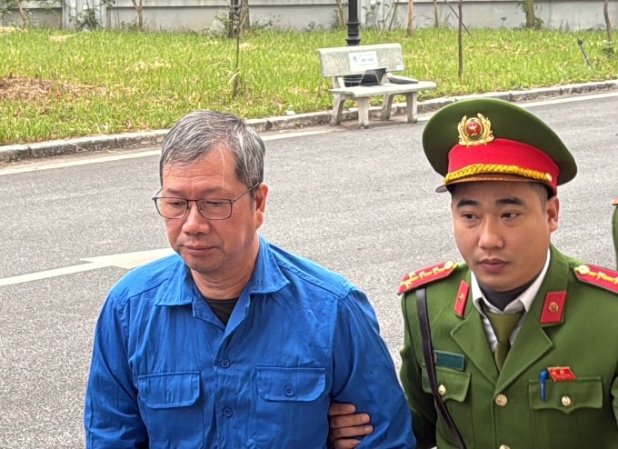 Các bị cáo được dẫn giải tới tòa. Ảnh: Danh Lam