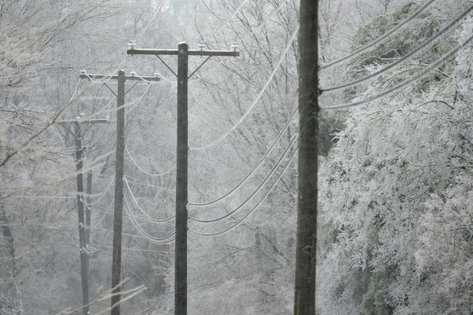 Dây điện đóng băng ở Nashville, Tennessee, ngày 25/1. Ảnh: AP