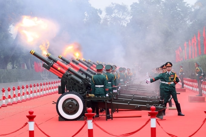 Nghi thức bắn loạt đại bác trong lễ đón chính thức Tổng Bí thư, Chủ tịch nước Lào Thongloun Sisoulith và Phu nhân ngày 26/1. Ảnh: TTXVN