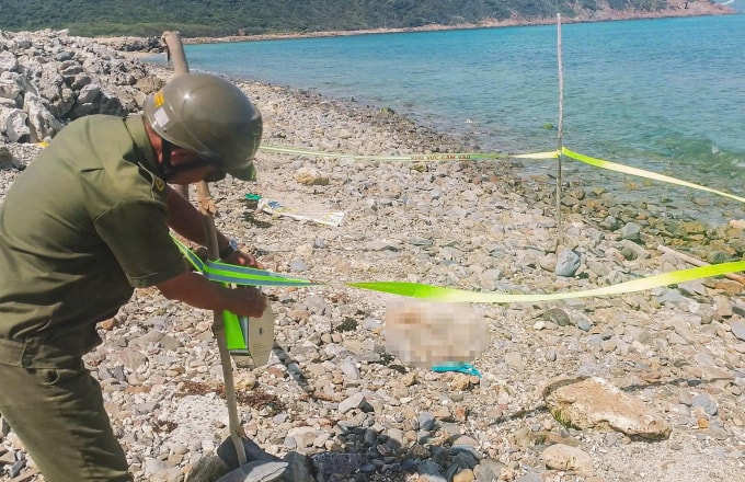 Hiện trường nơi đoạn chân bị trôi dạt vào bãi biển. Ảnh: Cung Lê