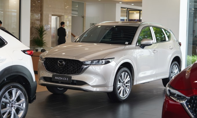 Mazda CX-5 tại một đại lý ở TP HCM. Ảnh: Thành Nhạn