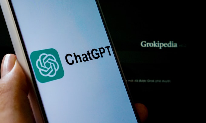 Logo ChatGPT trên một chiếc smartphone, phía sau là giao diện Grokipedia. Ảnh: Bảo Lâm
