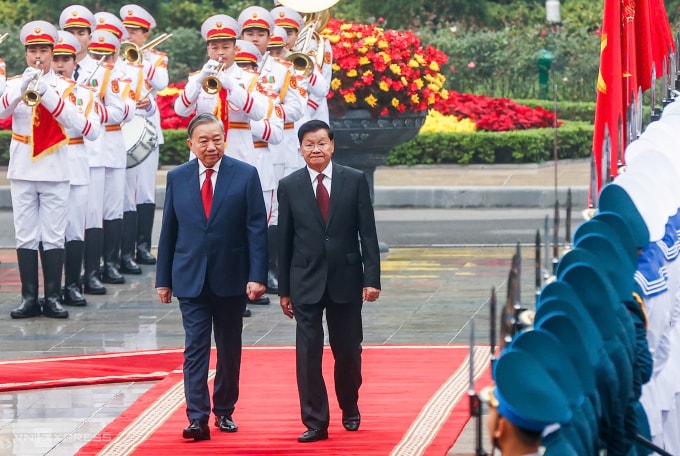 Tổng Bí thư Tô Lâm và Tổng Bí thư, Chủ tịch nước Lào Thongloun Sisoulith duyệt Đội Danh dự Quân đội nhân dân Việt Nam. Ảnh: Giang Huy