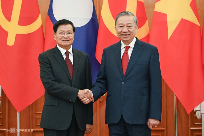 Tổng Bí thư Tô Lâm và Tổng Bí thư, Chủ tịch nước Lào Thongloun Sisoulith (trái) bắt tay trước khi tiến hành hội đàm tại Trụ sở Trung ương Đảng ngày 26/1. Ảnh: Giang Huy