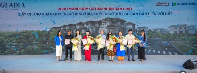 Đại diện liên doanh bàn giao sổ hồng cho những cư dân đầu tiên của dự án. Ảnh: Gladia by the Waters