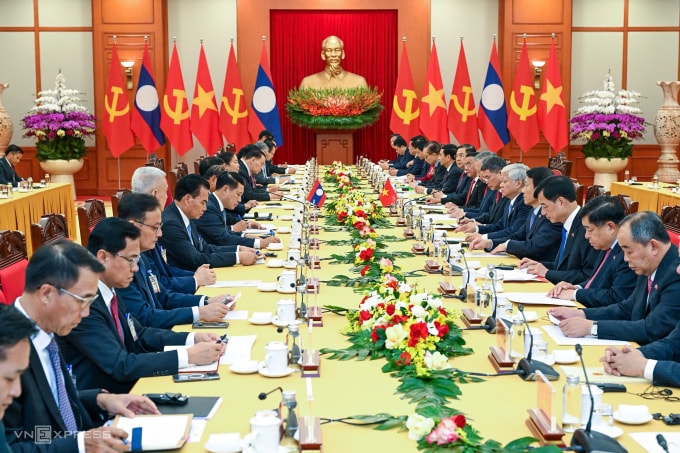 Đoàn đại biểu cấp cao Lào và đoàn đại biểu cấp cao Việt Nam hội đàm ngày 26/1 tại Trụ sở Trung ương Đảng. Ảnh: Giang Huy