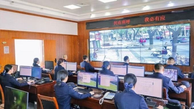 Đội quản lý đô thị quận Giang Hạ, thành phố Vũ Hán, tỉnh Hồ Bắc kiểm soát vỉa hè nhờ hệ thống camera AI. Ảnh: CGW