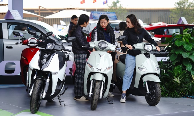 Người dân tham khảo xe máy VinFast tại một sự kiện ở Hà Nội 2025. Ảnh: Phạm Trung