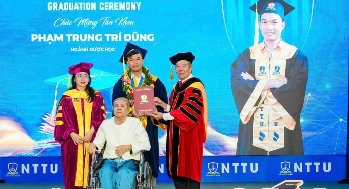 Dũng và mẹ trong khoảnh khắc nhận bằng tốt nghiệp. Ảnh: NTTU