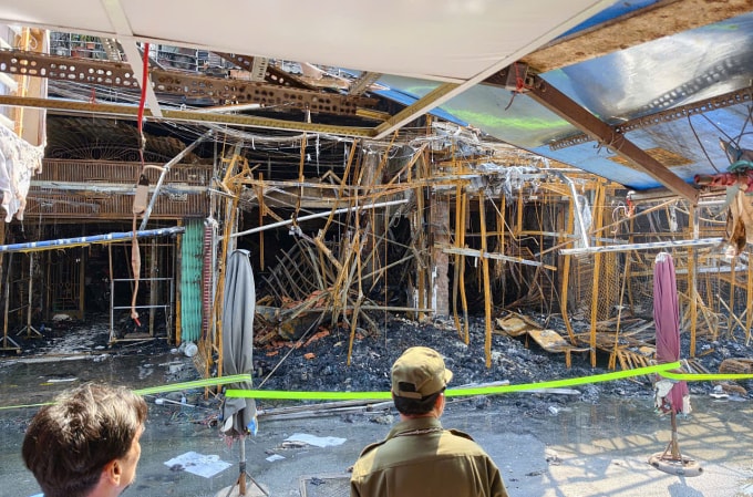 Các căn nhà bị lửa thiêu rụi phía trước. Ảnh: Đình Văn